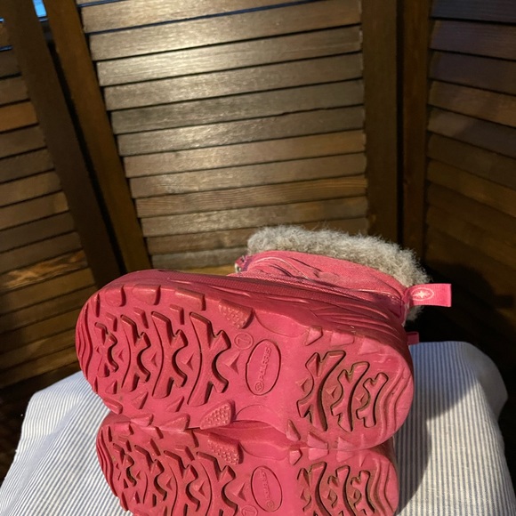 Polaris Pink Snow Boots with Grey Faux Fur - Picture 5 of 11